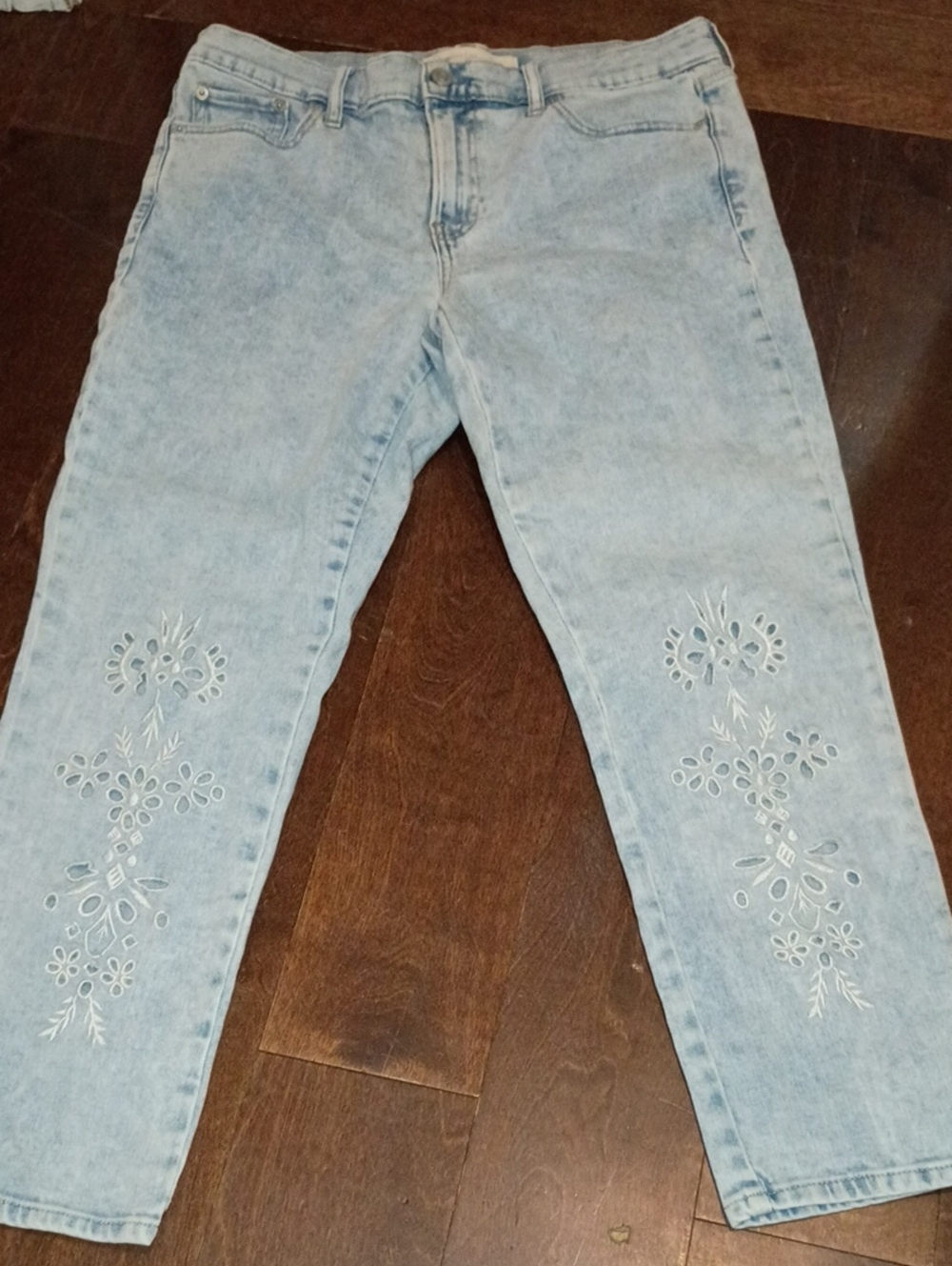 GAP Light Wash Embroidered Women’s Jeans Brand New .